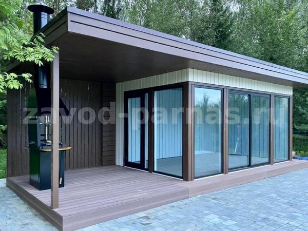 Летний дом с открытой террасой, панорамными стенами и барбекю
